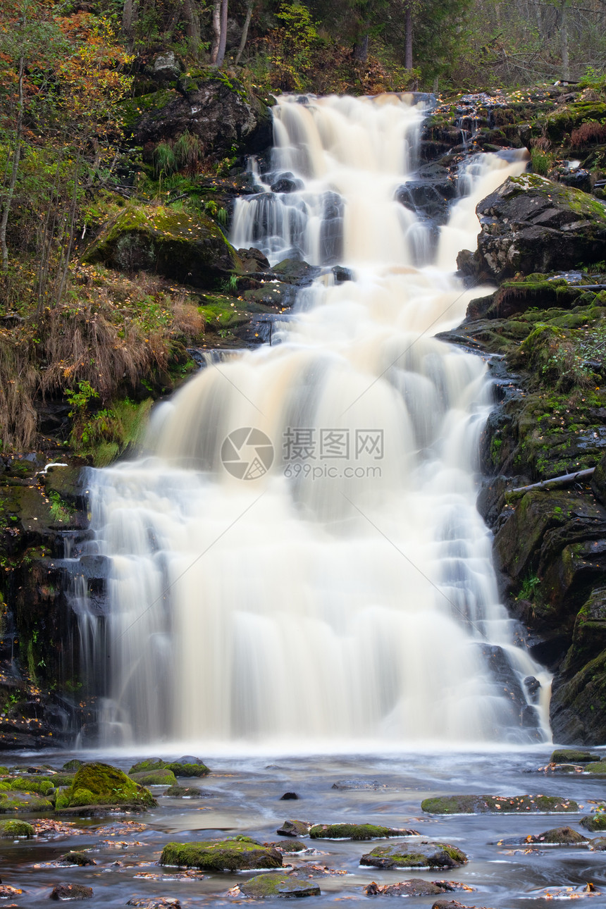 山下瀑布 快速流水 秋天风景爬坡运动力量树木岩石叶子场景山脉山腰石头图片