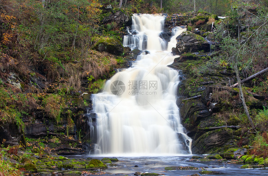 山下瀑布 快速流水 秋天风景爬坡树木国家溪流运动森林地形植物活力公园图片