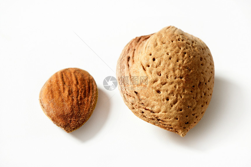 白色背景上的杏仁宏图像种子食物棕色小吃宏观营养水果团体坚果饮食图片