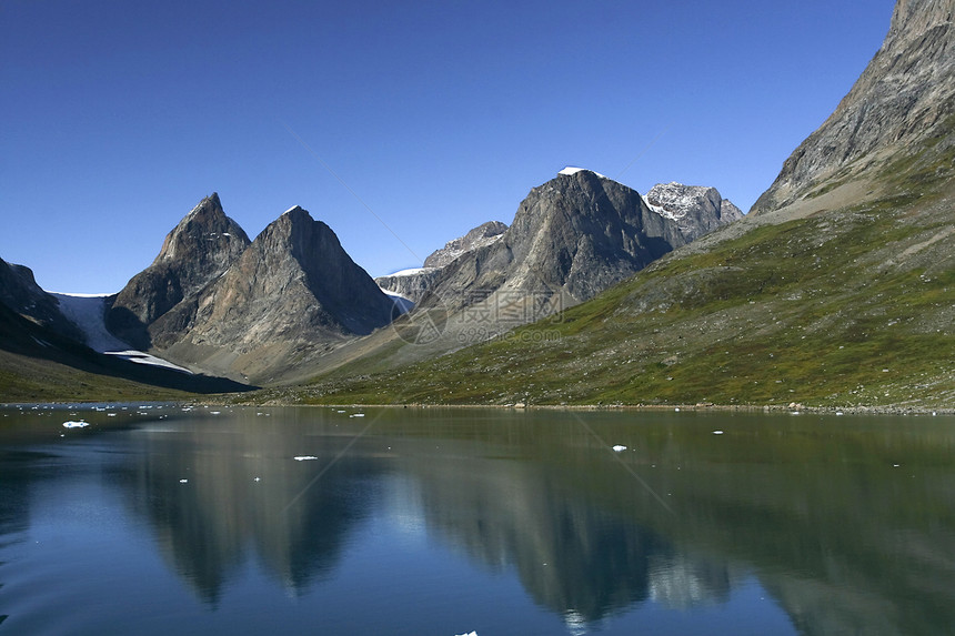 格陵兰山丘冰川池塘顶峰反射镜子悬崖图片