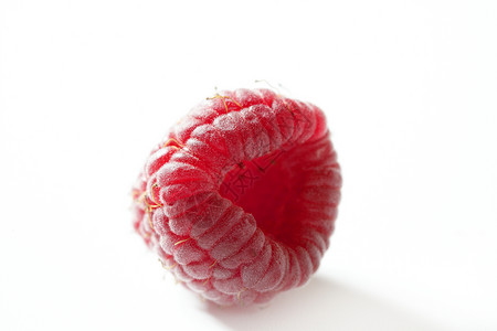 白色背景上的一个红色大草莓蔬菜宏观工作室饮食生活营养植物食物植物群覆盆子背景图片