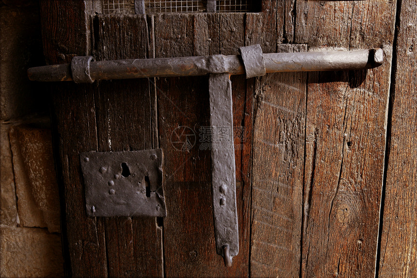 旧的中世纪锁在木制城堡门上图片