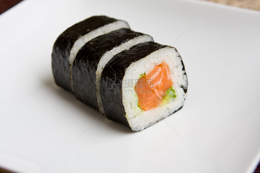 新鲜的鲑鱼日本寿司盘子小吃大豆饮食海鲜文化服务午餐美食海藻图片