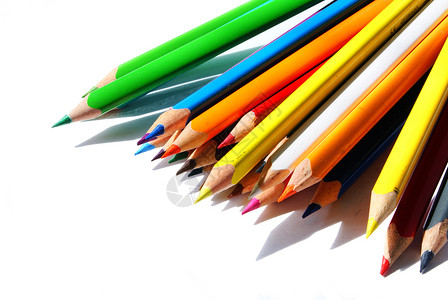 彩色铅笔彩虹用具创造力学校蜡笔工艺绘画背景图片