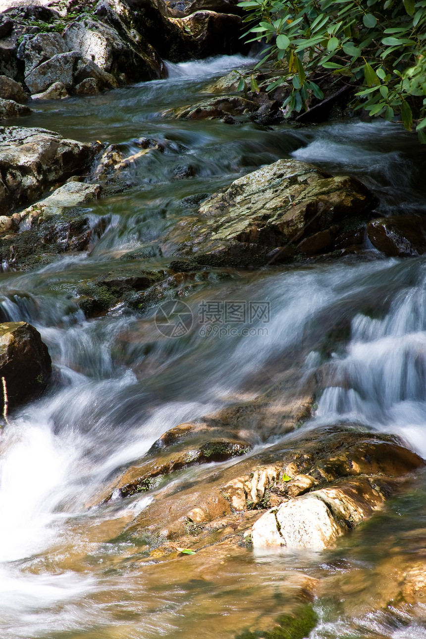 水瀑旅游岩石苔藓森林石头晴天流动季节溪流绿色图片