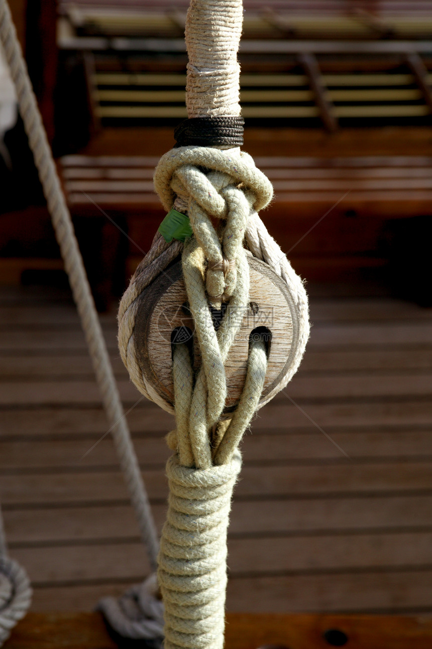 木制海运钻机和绳索木头旅行帆船海洋索具滑轮航行电缆港口游艇图片