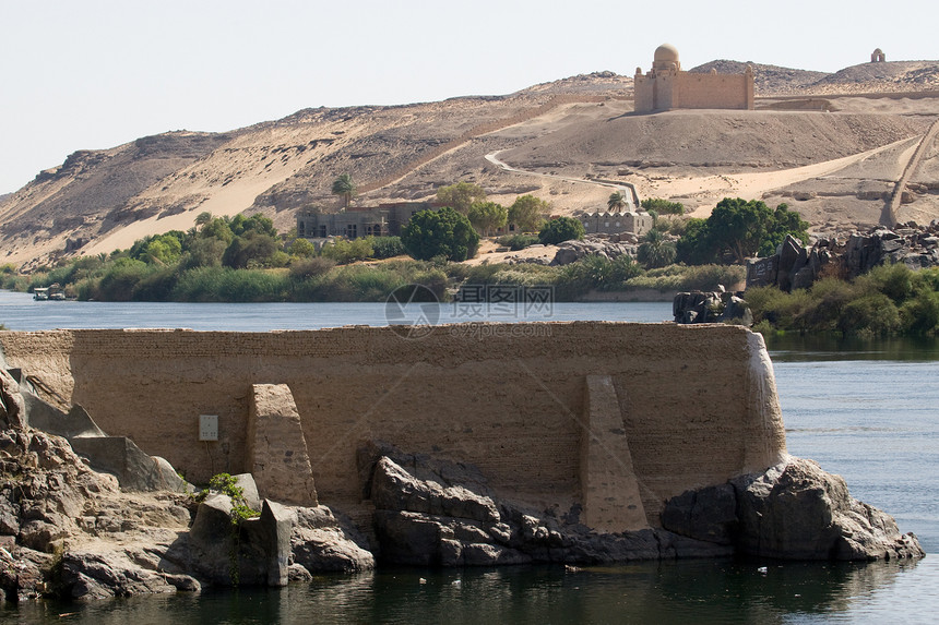 埃及阿斯旺附近尼罗河沙漠风景帆船假期蓝色岩石阳光河岸旅行反射图片