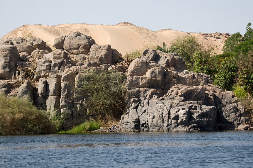 埃及阿斯旺附近尼罗河岩石晴天阳光冒险反射帆船假期旅行河岸旅游图片