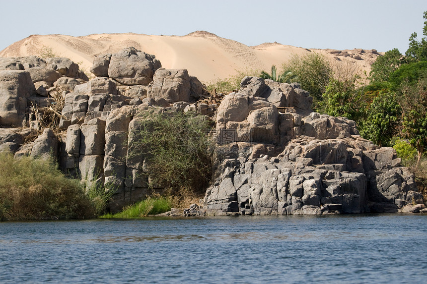 埃及阿斯旺附近尼罗河石头旅行假期旅游帆船风景航海晴天阳光岩石图片