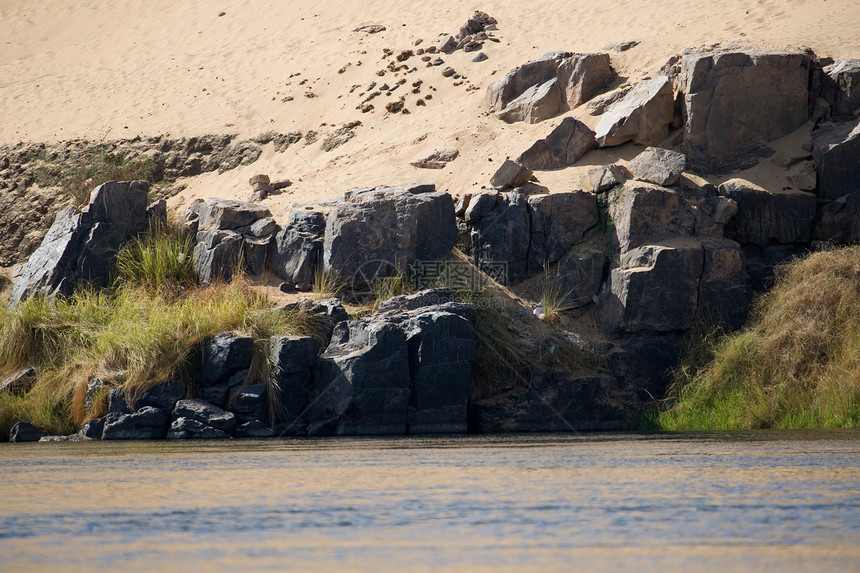 埃及阿斯旺附近尼罗河冒险河岸航海旅行帆船反射假期沙漠蓝色岩石图片