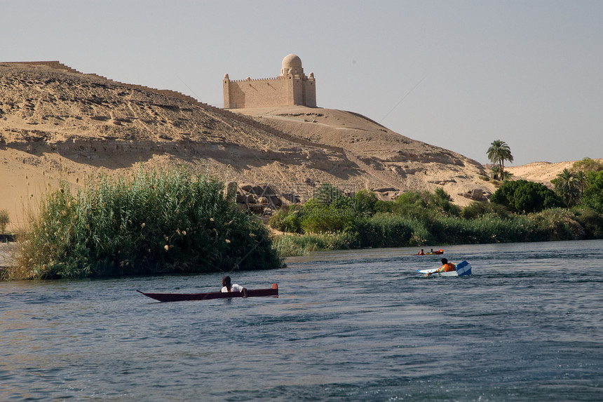 埃及阿斯旺附近尼罗河阳光假期旅游沙漠晴天旅行风景岩石航海冒险图片