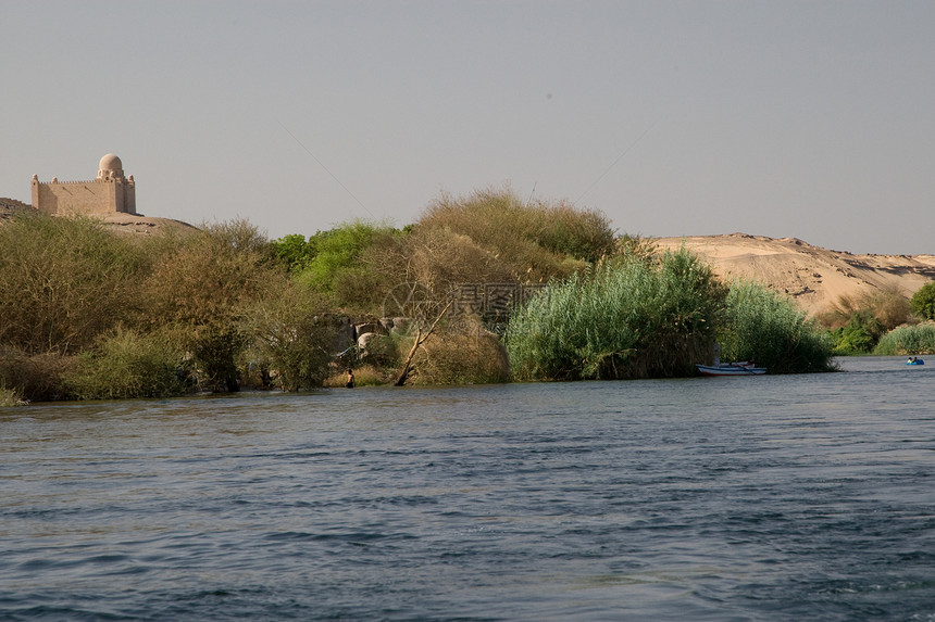埃及阿斯旺附近尼罗河帆船旅行河岸阳光石头反射沙漠岩石航海旅游图片
