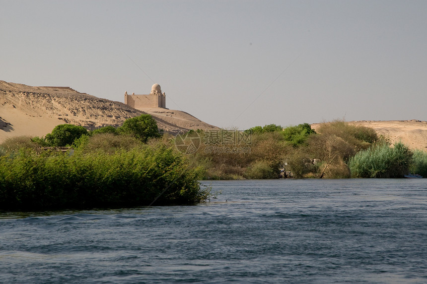 埃及阿斯旺附近尼罗河旅游晴天旅行假期阳光帆船航海岩石河岸风景图片
