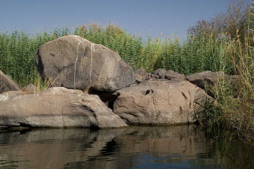 埃及阿斯旺附近尼罗河反射冒险沙漠风景旅游岩石河岸旅行帆船石头图片