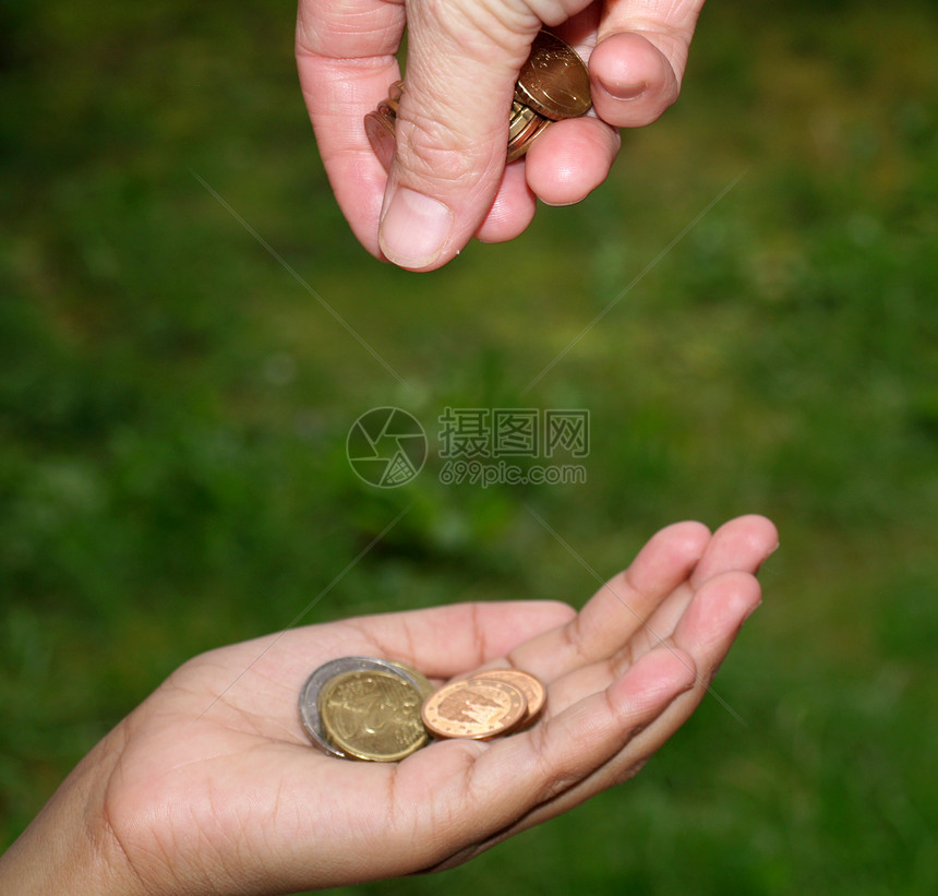 给付硬币捐赠孩子收益经济储蓄便士乞丐货币图片