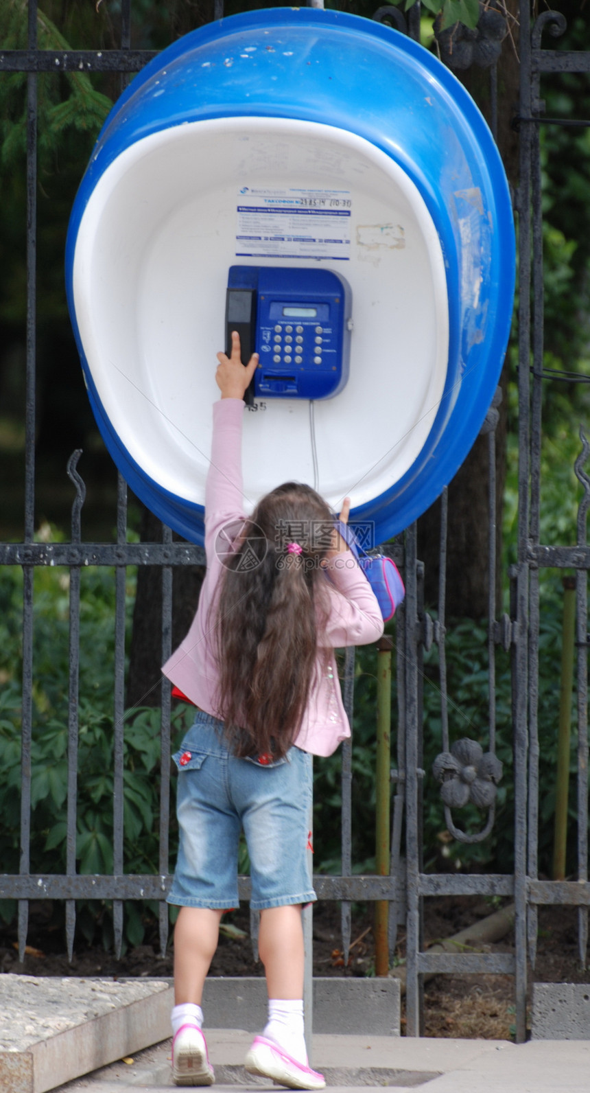 电话通话小孩子公用街道图片
