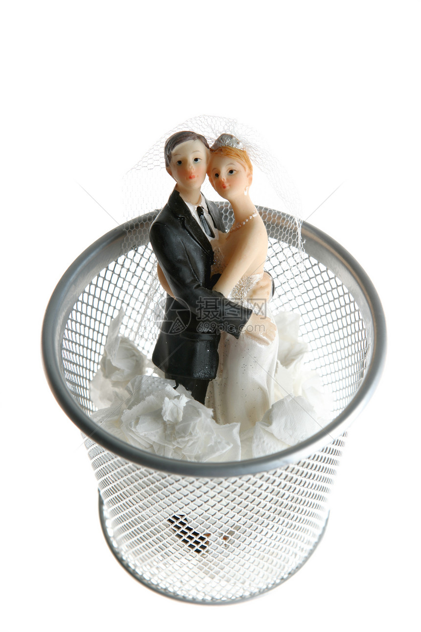 报纸垃圾纸上的新婚雕像图片