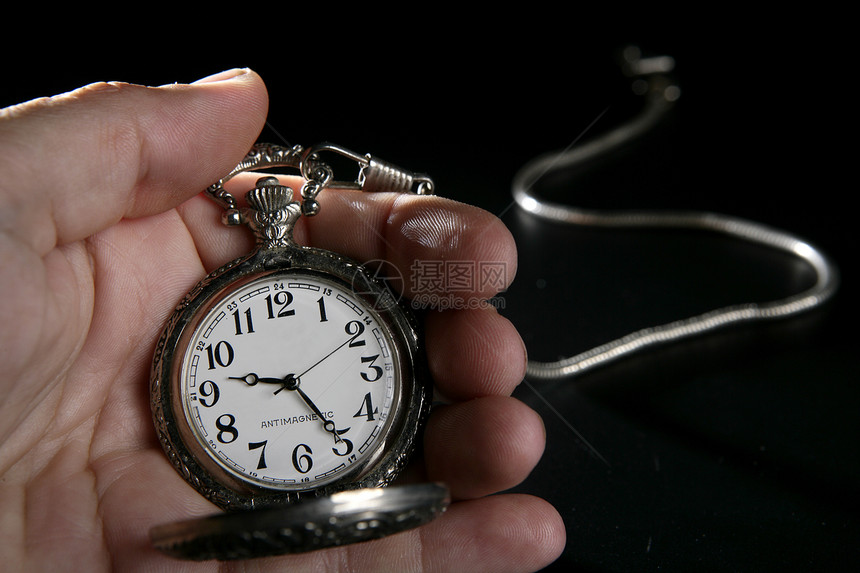 人类手上的旧银口袋钟表历史性手表小时模拟玻璃时间生活商业男人数字图片