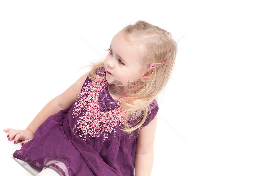 演播室拍摄的女婴穿着晚宴礼服女孩童年项链衣服快乐晚礼服微笑裙子幸福工作室图片