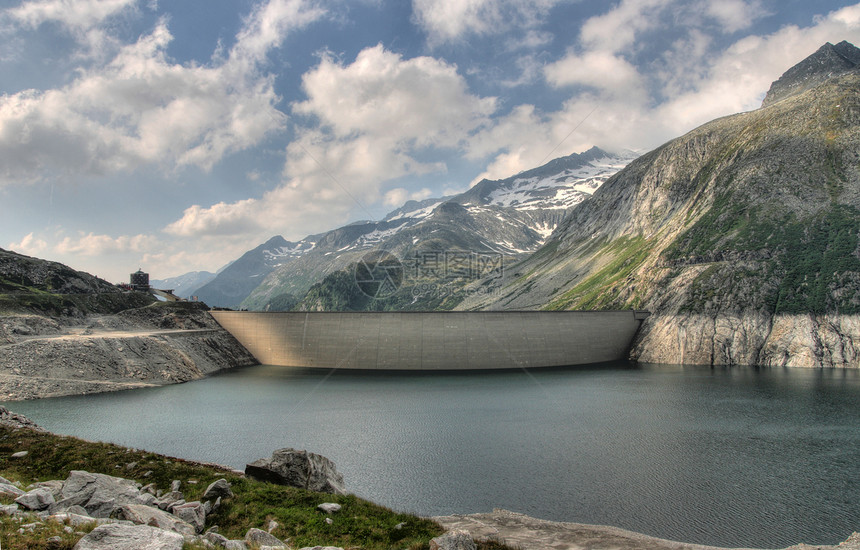 阿尔卑斯山脉和水坝墙图片