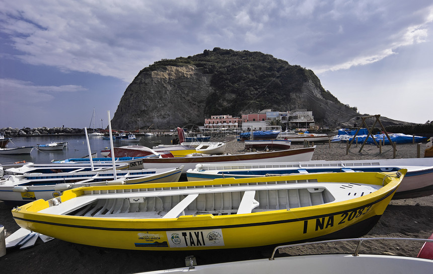 意大利 坎帕尼亚 伊斯基亚岛 S Angelo S Angelo 海角的渔民船地标小岛海岸太阳蓝色天空酒店坐骨房子全景图片