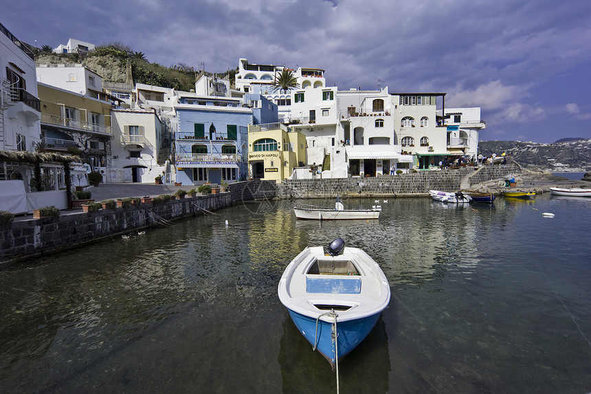 伊塔利 坎帕尼亚 伊希亚岛 安热洛 圣安热罗的渔船石头高度天空酒店旅行坐骨渡船全景房子海岸图片