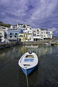 小港伊塔利 坎帕尼亚 伊希亚岛 安热洛 圣安热罗的渔船地标太阳蓝色假期高度房子小岛坐骨旅游旅行背景