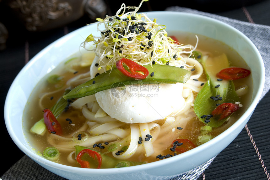 中国汤和偷鸡蛋水芹健康辣椒豆芽肉汤面条美味图片