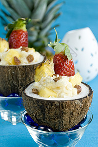 椰子米布丁牛奶葡萄干菠萝水果甜点高清图片