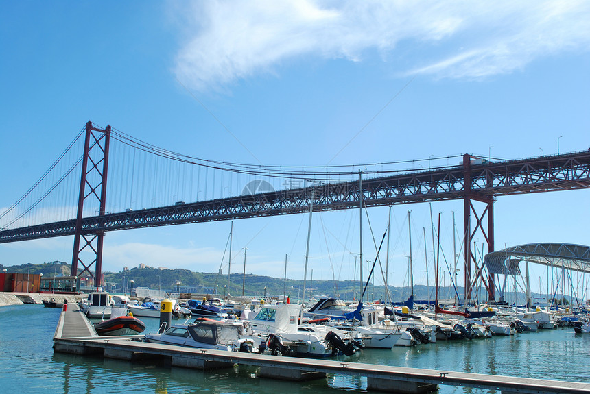 位于葡萄牙里斯本的阿布里尔第25大桥红色纪念碑地标天空交通旅行场景蓝色旅游城市图片