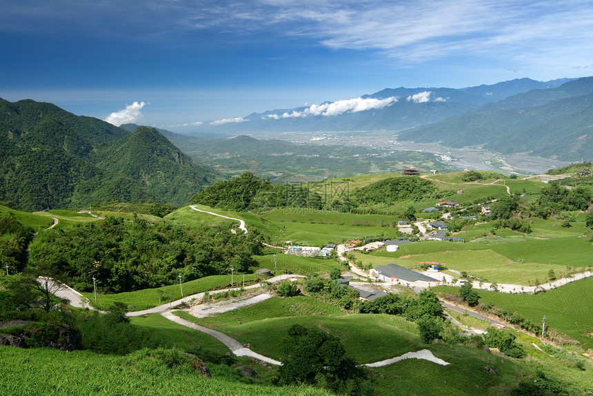 美丽的山谷全景爬坡道草原蓝色环境生长旅行牧场阳光天空图片