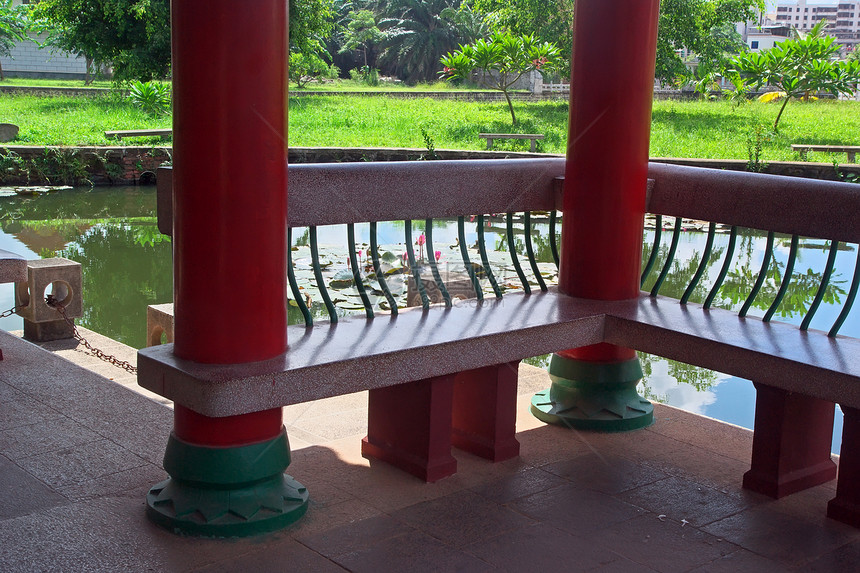 中国庙池红色睡莲池塘信仰宗教圆柱形图片
