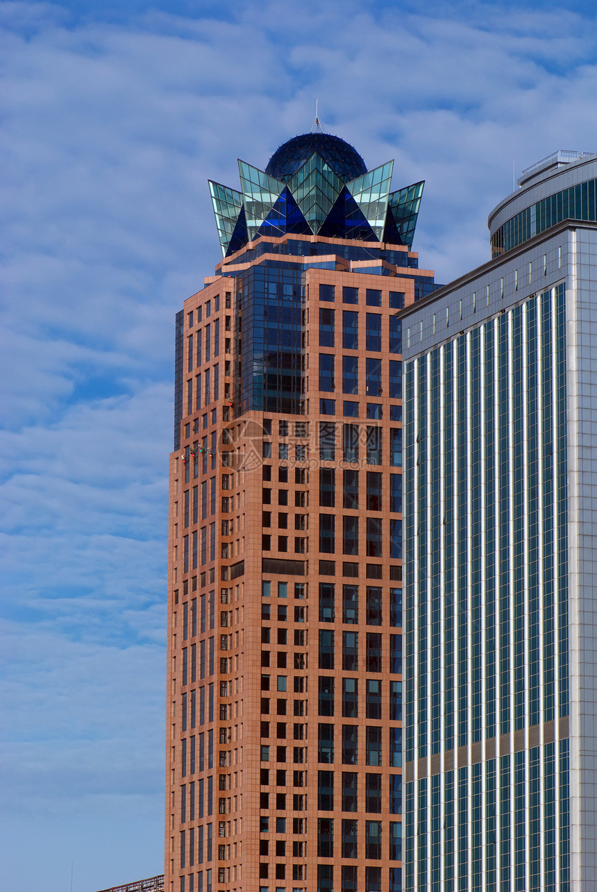 办公大楼蓝色镜子天空窗户商业公司景观城市办公室建筑图片