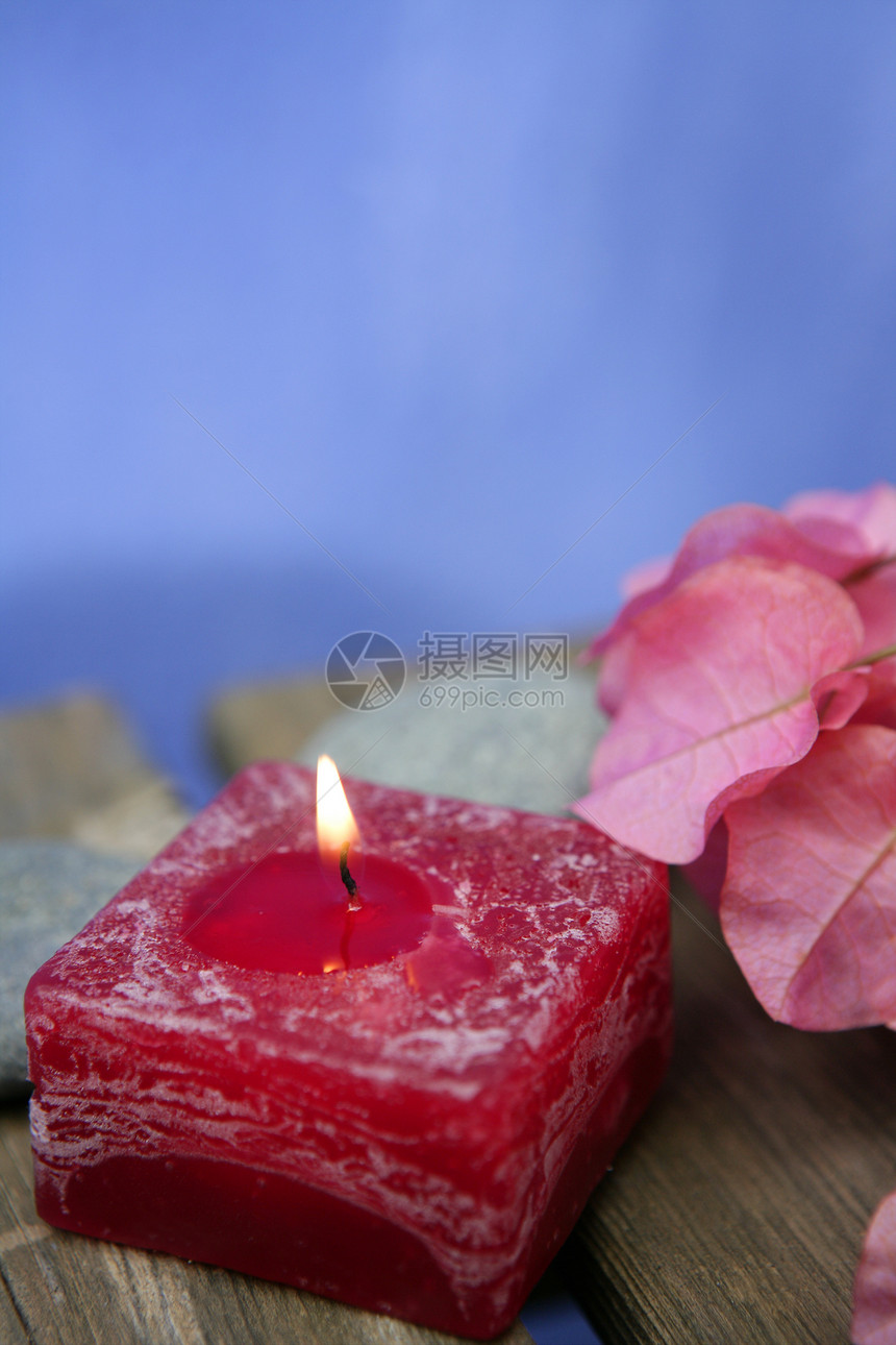 天然的花草 石头和蜡烛蓝色温泉卫生花朵治疗奢华按摩生活香味保健图片