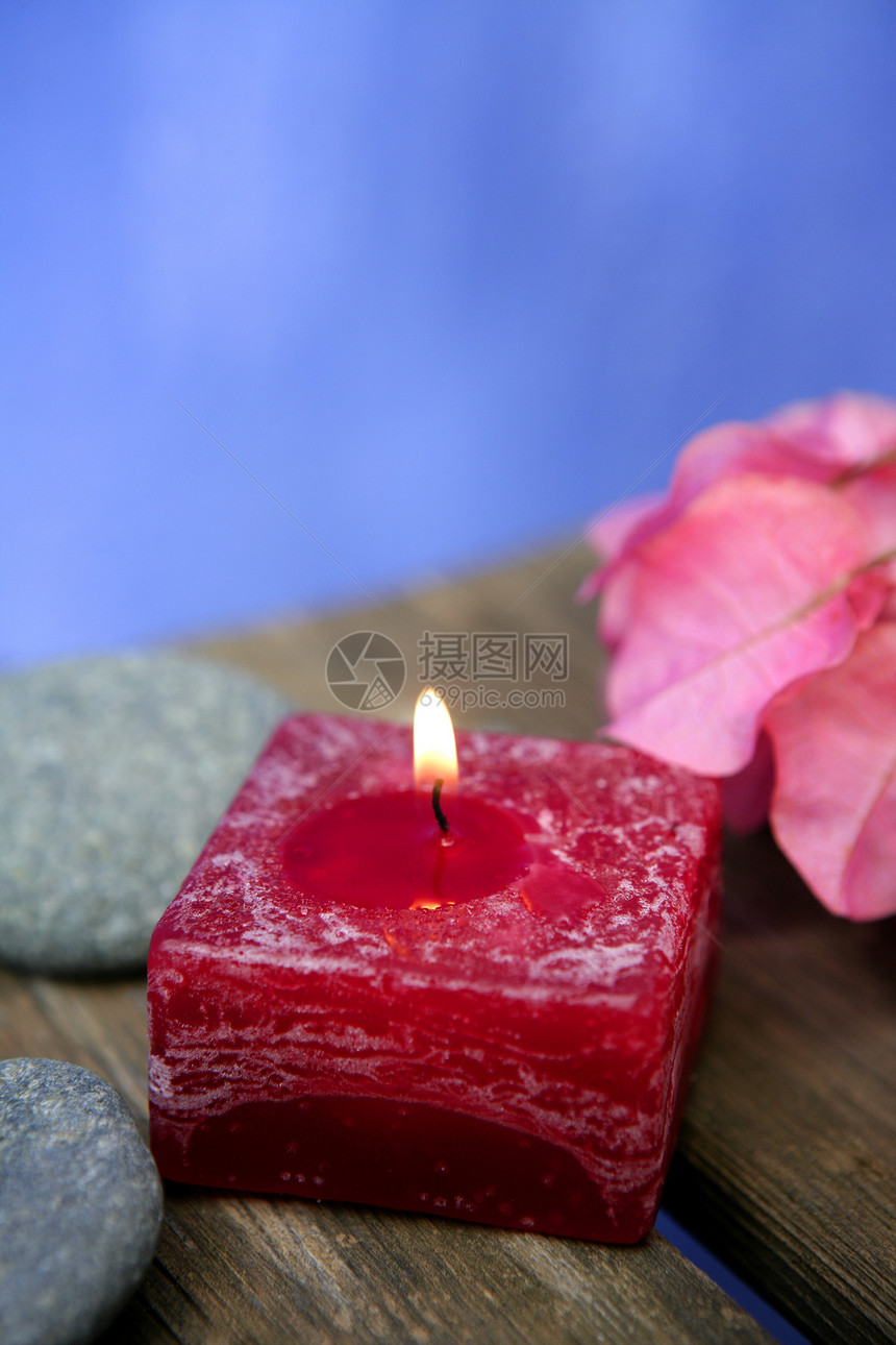 天然的花草 石头和蜡烛保健疗法浴室治疗温泉木头雏菊药品奢华芳香图片
