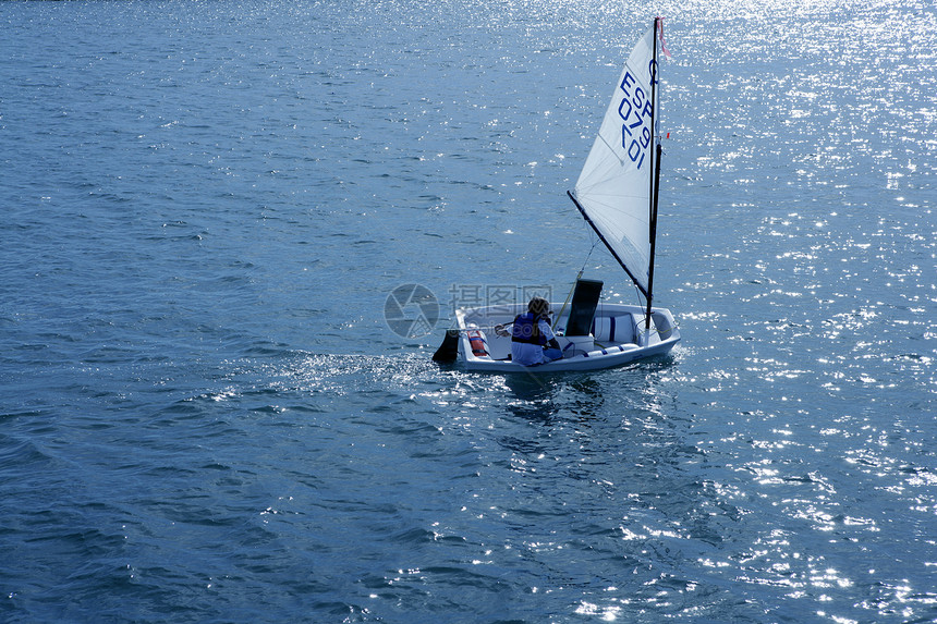 西班牙 Regatta号小型帆船学习速度乐趣蓝色海浪娱乐闲暇运动涟漪海洋图片