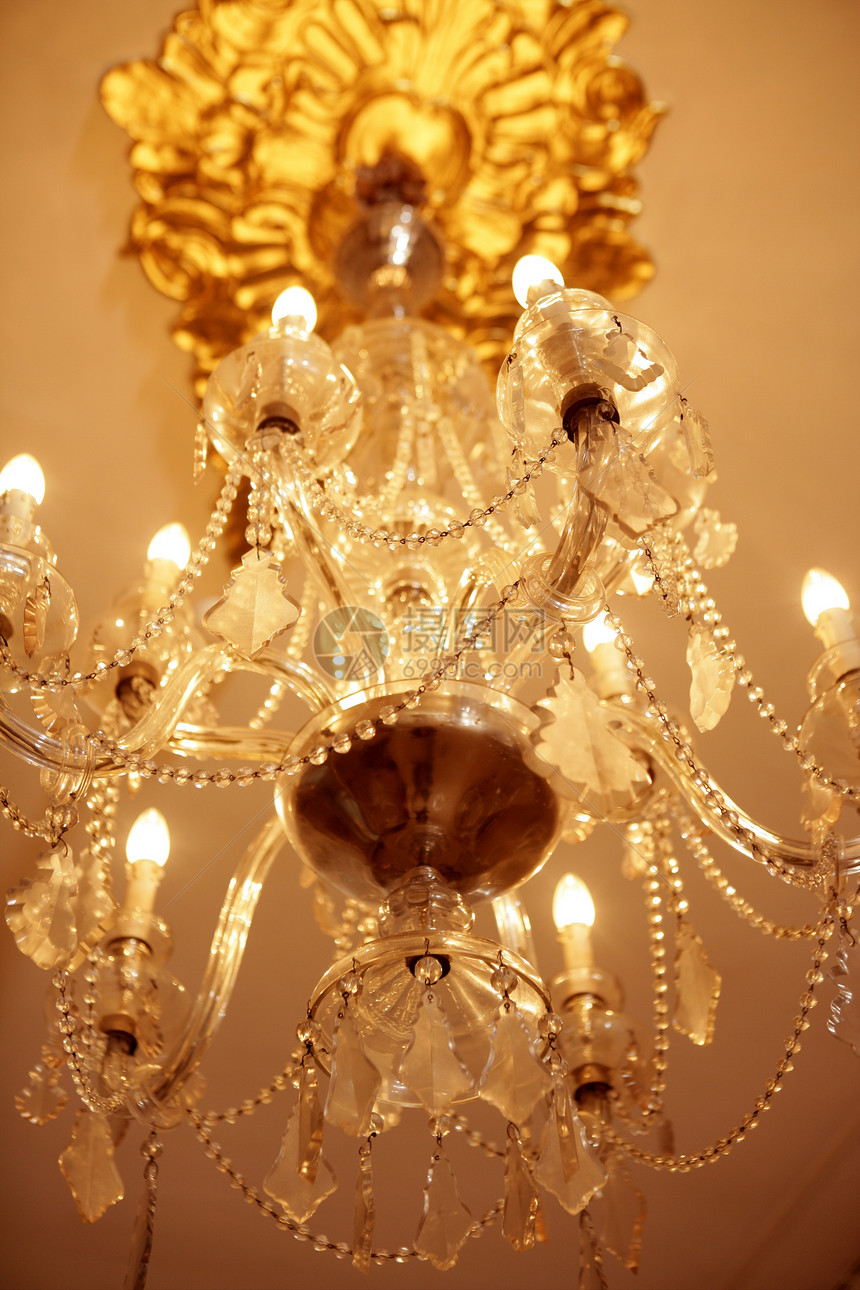 旧电动灯灯天花板房间艺术蜡烛风格水晶派对版税古董装饰图片