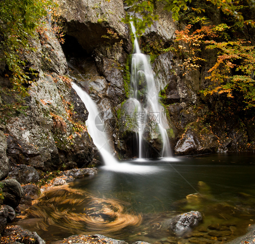 巴什比什在伯克郡坠落瀑布狂欢季节流动场景荒野叶子溪流石头巨石图片