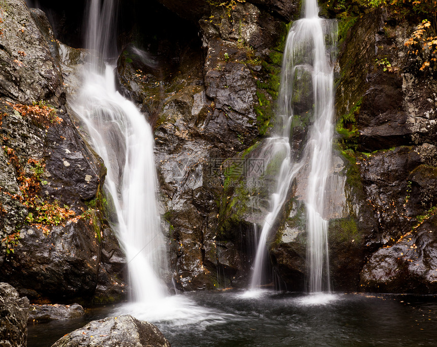 巴什比什在伯克郡坠落岩石季节瀑布狂欢环境巨石石头场景叶子荒野图片
