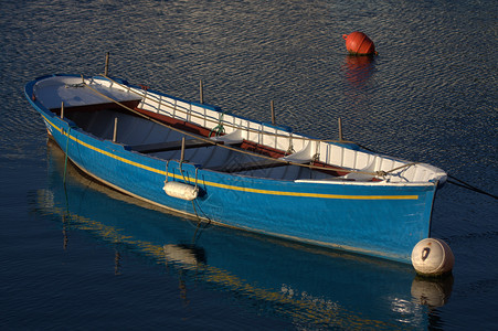 海洋浮标在港口停泊的一艘蓝色船只背景