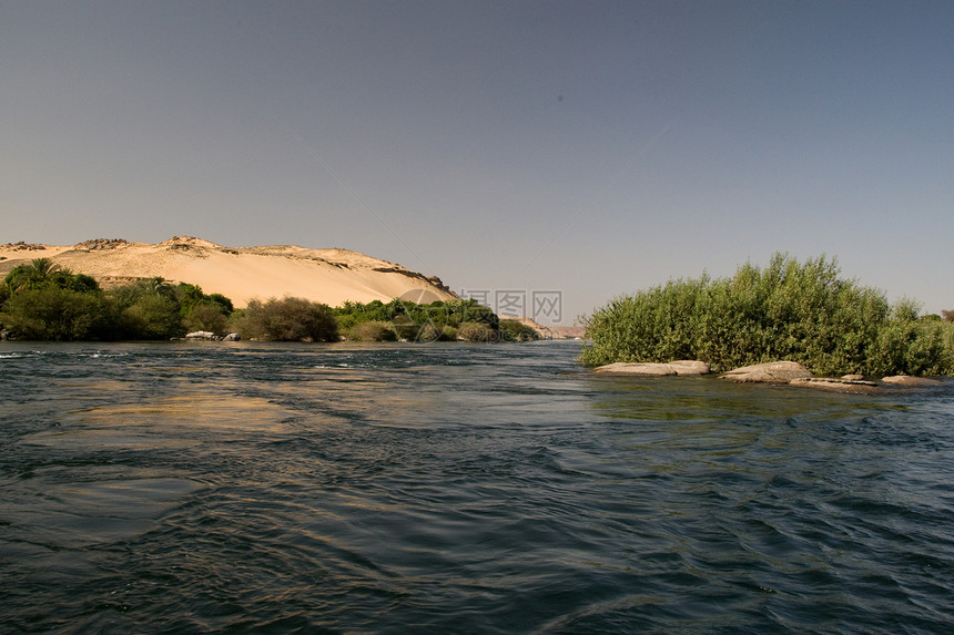 埃及阿斯旺附近尼罗河沙漠蓝色河岸冒险航海旅行反射风景帆船晴天图片
