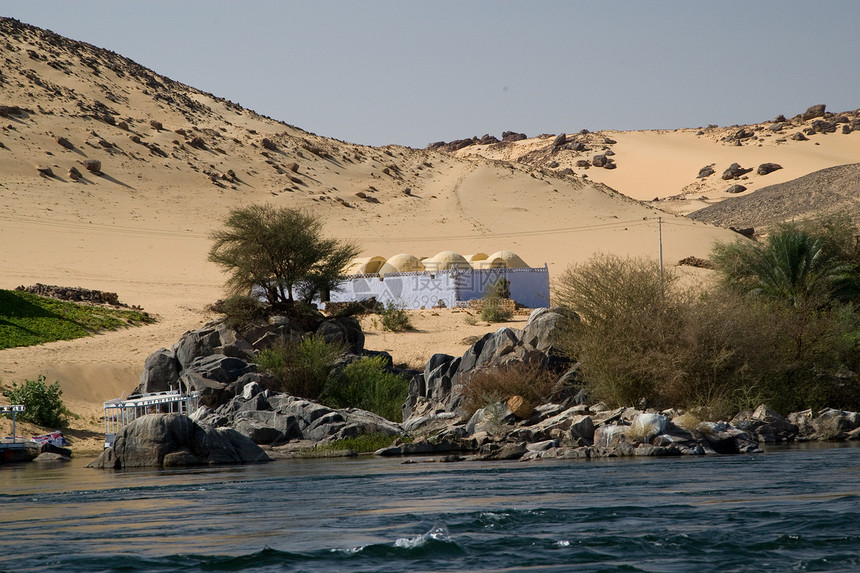 埃及阿斯旺附近尼罗河航海旅游反射岩石风景假期旅行石头河岸晴天图片