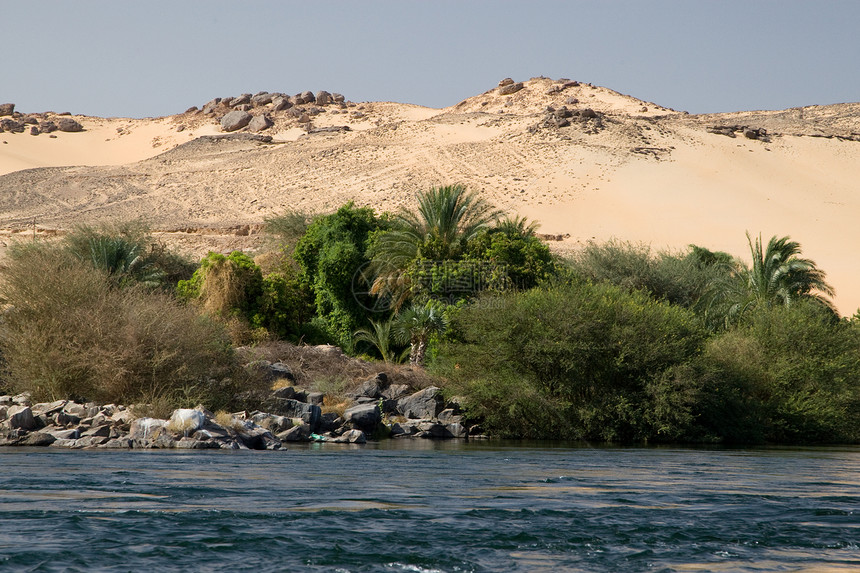 埃及阿斯旺附近尼罗河河岸蓝色旅游岩石风景晴天阳光反射冒险假期图片
