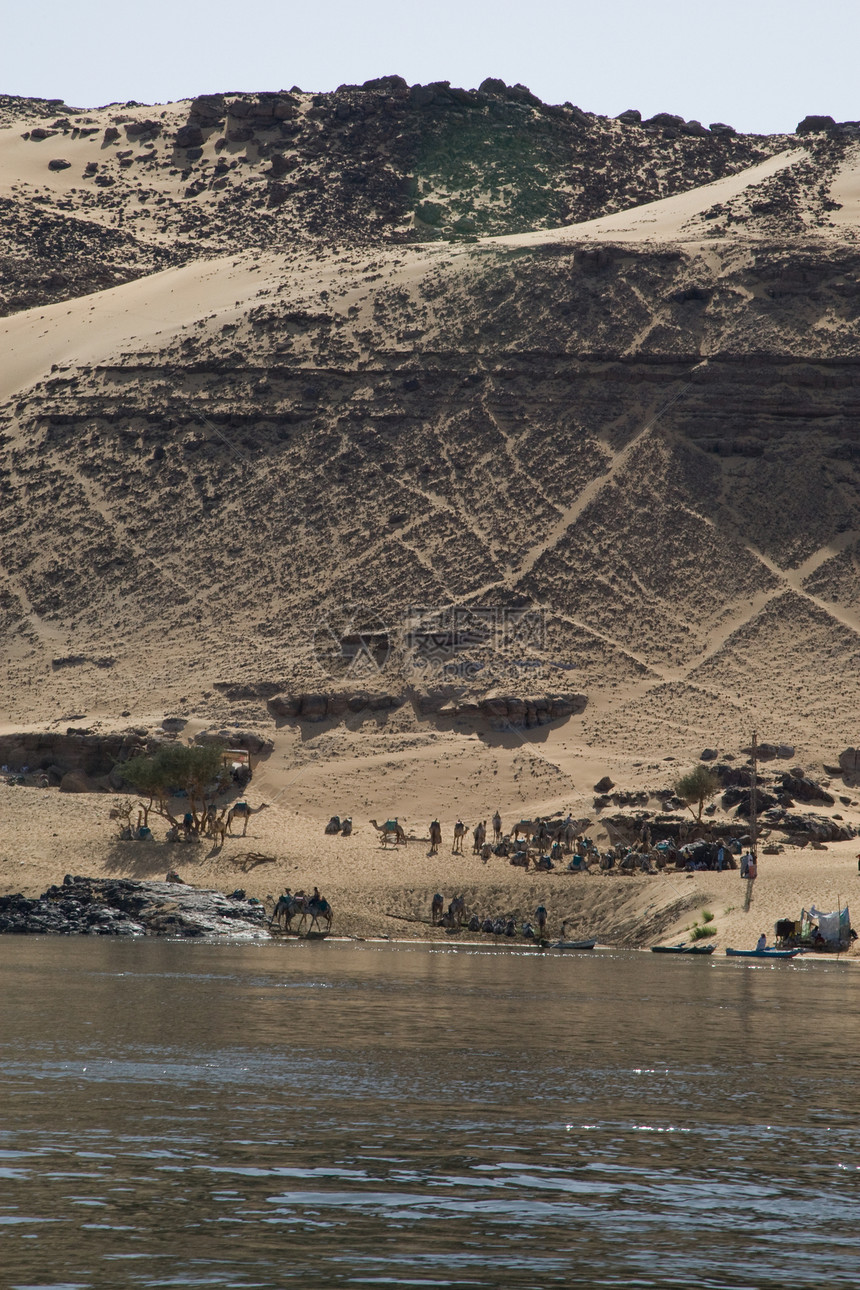 埃及阿斯旺附近尼罗河旅行旅游假期蓝色风景河岸沙漠晴天石头反射图片