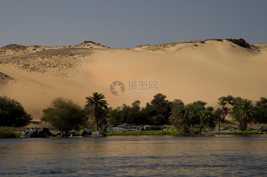 埃及阿斯旺附近尼罗河风景航海冒险帆船旅行阳光蓝色反射旅游石头图片