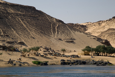沙漠水埃及阿斯旺附近尼罗河河岸航海风景旅游假期冒险沙漠岩石旅行蓝色背景