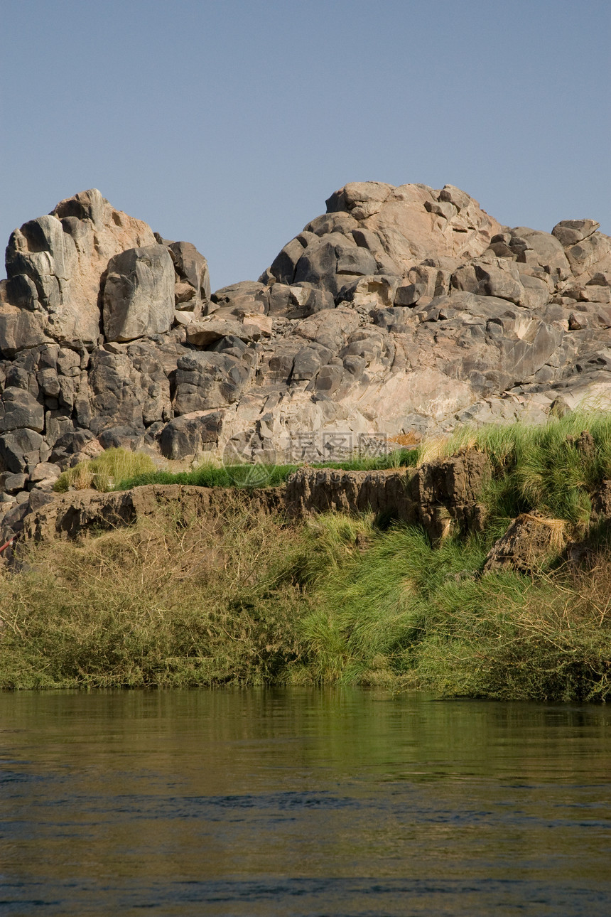 埃及阿斯旺附近尼罗河晴天岩石反射石头旅游风景旅行沙漠帆船冒险图片