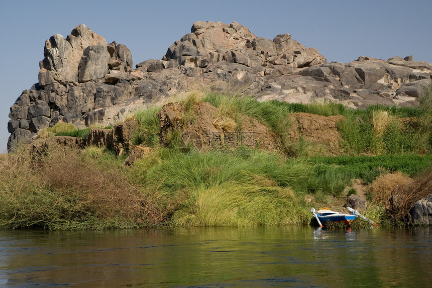 埃及阿斯旺附近尼罗河假期沙漠石头冒险帆船航海风景岩石蓝色河岸图片