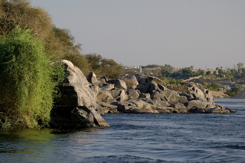 埃及阿斯旺附近尼罗河帆船假期航海风景晴天旅行河岸石头阳光冒险图片