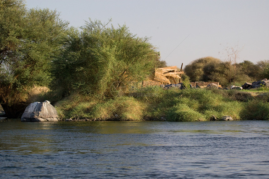 埃及阿斯旺附近尼罗河反射晴天假期阳光冒险河岸岩石旅游风景沙漠图片